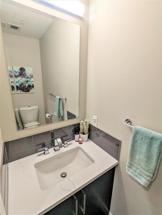 Monki Di Executive Suites - Glas - Luxury Inner City Home 3 Min To Downtown W Private Rooftop Patio Fireplace YYC Dış mekan fotoğraf